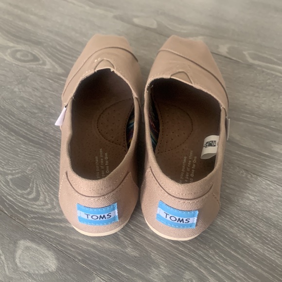 TOMS Alpargata Heritage Shoe, size 6 - Picture 3 of 5